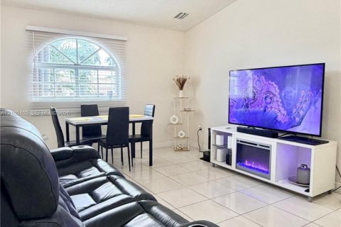 Condo in Hialeah, Florida, 2 bedrooms  № 2412952 - photo 10