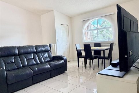 Condo in Hialeah, Florida, 2 bedrooms  № 2412952 - photo 12
