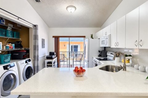Condo in Hialeah, Florida, 2 bedrooms  № 2412952 - photo 5