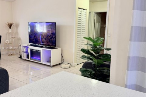 Condo in Hialeah, Florida, 2 bedrooms  № 2412952 - photo 9