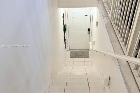 Condo in Hialeah, Florida, 2 bedrooms  № 2412952 - photo 24