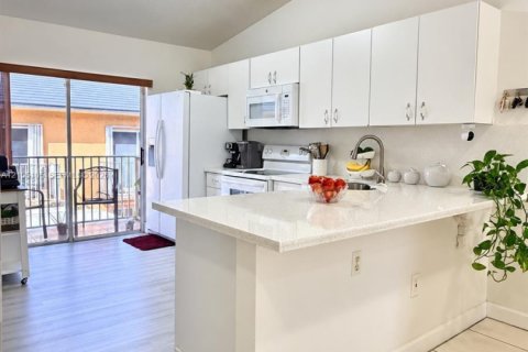 Condo in Hialeah, Florida, 2 bedrooms  № 2412952 - photo 6