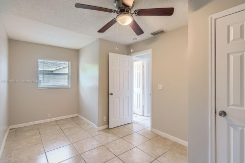 House in Lauderhill, Florida 5 bedrooms, 158.21 sq.m. № 1760866 - photo 9