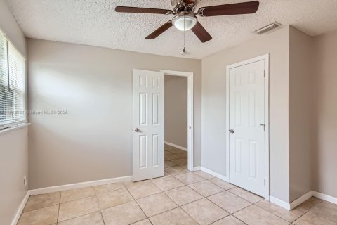 House in Lauderhill, Florida 5 bedrooms, 158.21 sq.m. № 1760866 - photo 14
