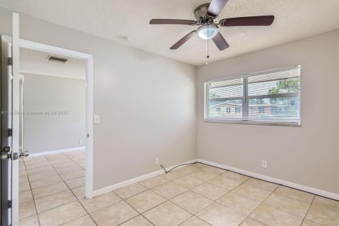 House in Lauderhill, Florida 5 bedrooms, 158.21 sq.m. № 1760866 - photo 18
