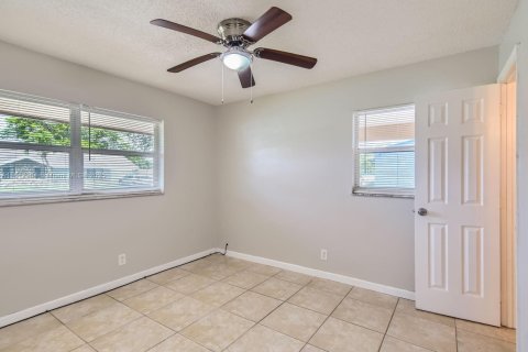 House in Lauderhill, Florida 5 bedrooms, 158.21 sq.m. № 1760866 - photo 16