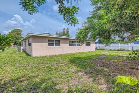 House in Lauderhill, Florida 5 bedrooms, 158.21 sq.m. № 1760866 - photo 22
