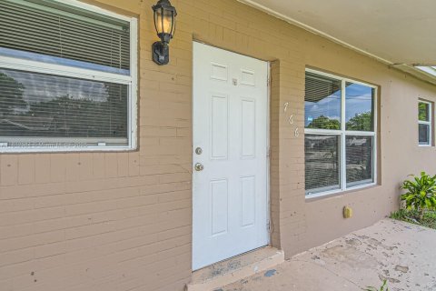 House in Lauderhill, Florida 5 bedrooms, 158.21 sq.m. № 1760866 - photo 3