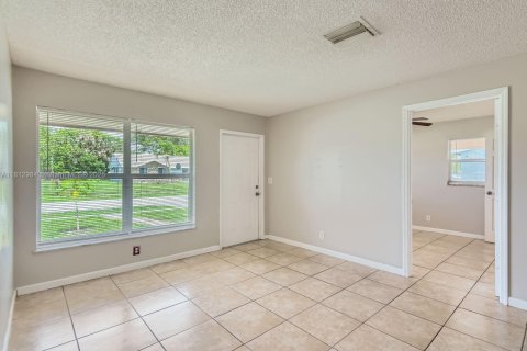 House in Lauderhill, Florida 5 bedrooms, 158.21 sq.m. № 1760866 - photo 4