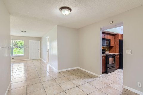 House in Lauderhill, Florida 5 bedrooms, 158.21 sq.m. № 1760866 - photo 5