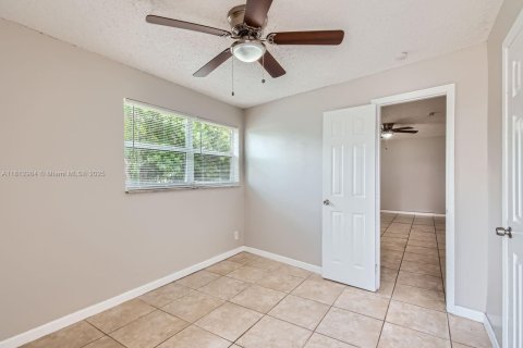 House in Lauderhill, Florida 5 bedrooms, 158.21 sq.m. № 1760866 - photo 15