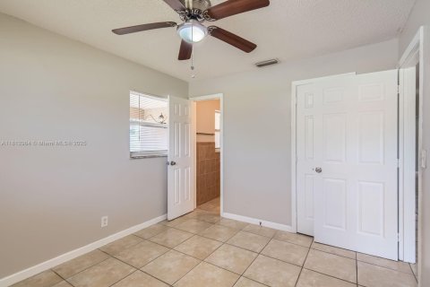 House in Lauderhill, Florida 5 bedrooms, 158.21 sq.m. № 1760866 - photo 17