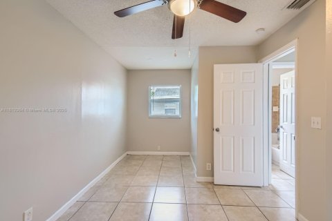 House in Lauderhill, Florida 5 bedrooms, 158.21 sq.m. № 1760866 - photo 10