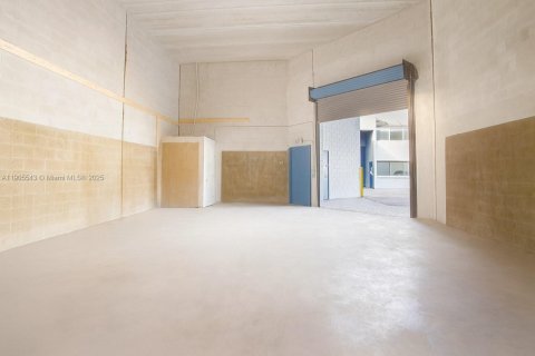 Купить коммерческую недвижимость в Майами, Флорида № 1956217 - фото 1