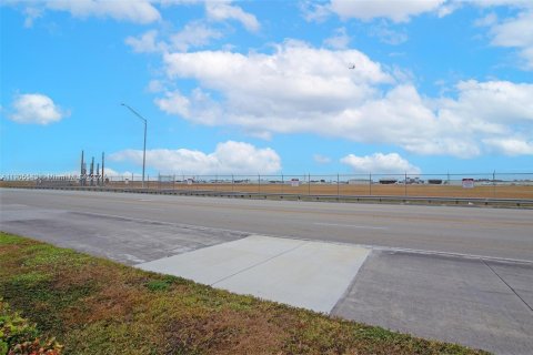 Купить коммерческую недвижимость в Майами, Флорида № 1956217 - фото 6