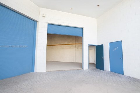 Купить коммерческую недвижимость в Майами, Флорида № 1956217 - фото 2