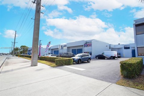 Купить коммерческую недвижимость в Майами, Флорида № 1956217 - фото 5