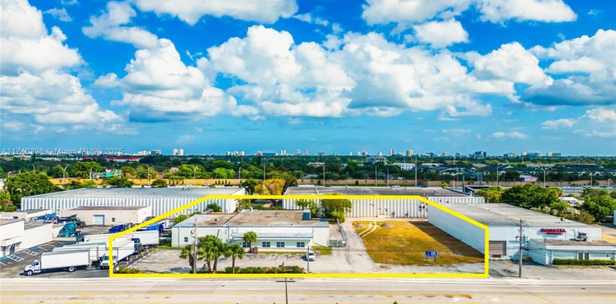Commercial property in Pompano Beach, Florida № 1709671