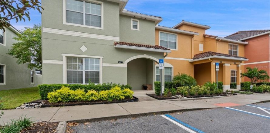 Adosado en Kissimmee, Florida 5 dormitorios, 188.03 m2 № 2097230