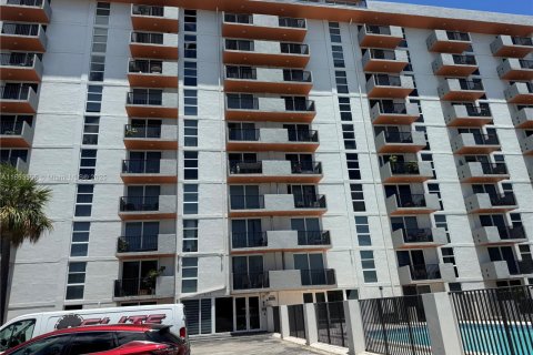 Купить кондоминиум в Норт-Майами-Бич, Флорида 2 спальни, 96.8м2, № 1958065 - фото 1