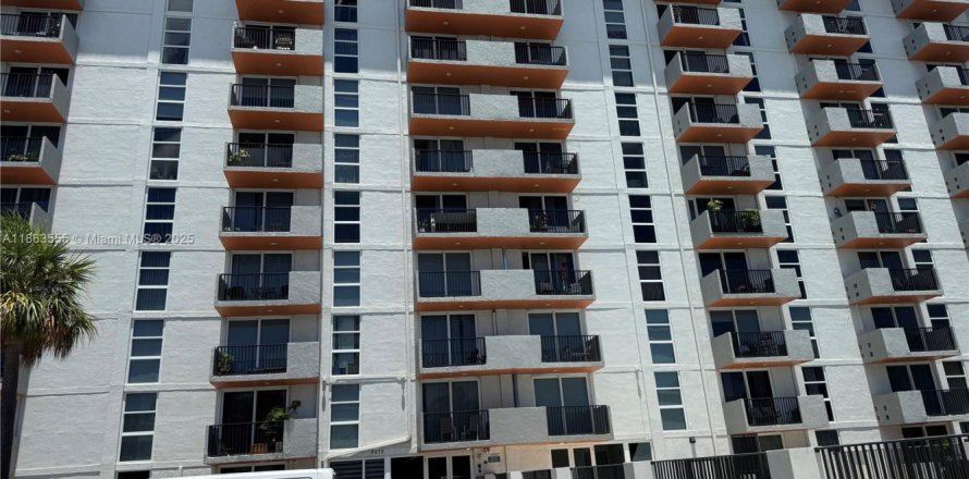 Кондоминиум с 2 спальнями в Норт-Майами-Бич, Флорида № 1958065