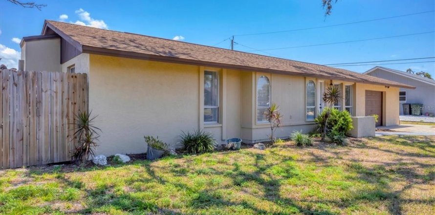 House in Venice, Florida 3 bedrooms, 103.86 sq.m. № 1735011
