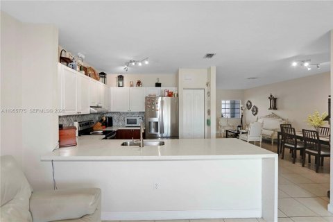 Townhouse in Miami, Florida 3 bedrooms, 155.89 sq.m. № 2027757 - photo 20