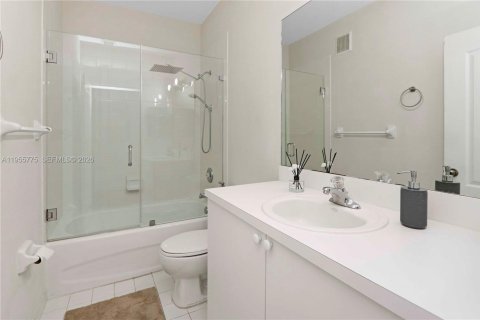 Townhouse in Miami, Florida 3 bedrooms, 155.89 sq.m. № 2027757 - photo 15