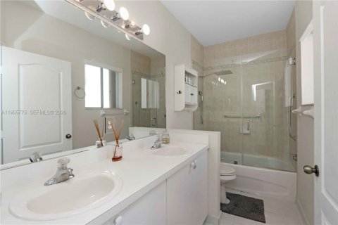 Townhouse in Miami, Florida 3 bedrooms, 155.89 sq.m. № 2027757 - photo 19