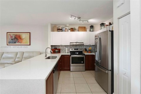 Townhouse in Miami, Florida 3 bedrooms, 155.89 sq.m. № 2027757 - photo 5