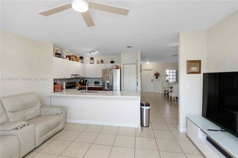 Townhouse in Miami, Florida 3 bedrooms, 155.89 sq.m. № 2027757 - photo 7