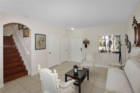 Townhouse in Miami, Florida 3 bedrooms, 155.89 sq.m. № 2027757 - photo 4