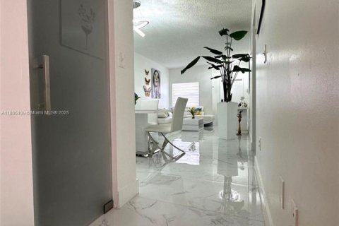 Townhouse in Homestead, Florida 3 bedrooms, 171.5 sq.m. № 1741390 - photo 12