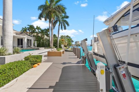 House in Golden Beach, Florida 4 bedrooms, 511.89 sq.m. № 1882234 - photo 27