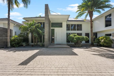 House in Golden Beach, Florida 4 bedrooms, 511.89 sq.m. № 1882234 - photo 6