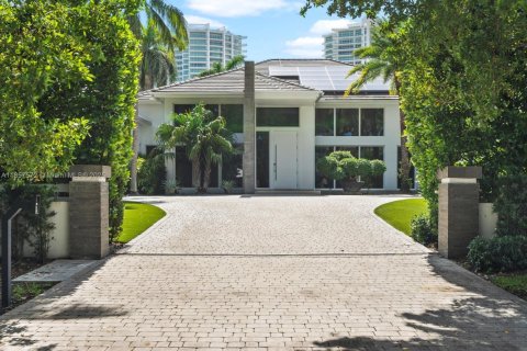 House in Golden Beach, Florida 4 bedrooms, 511.89 sq.m. № 1882234 - photo 3