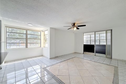 Condominio en venta en North Miami Beach, Florida, 2 dormitorios, 108.32 m2 № 2076662 - foto 10