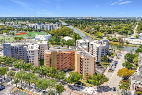 Condo in North Miami Beach, Florida, 2 bedrooms  № 2076662