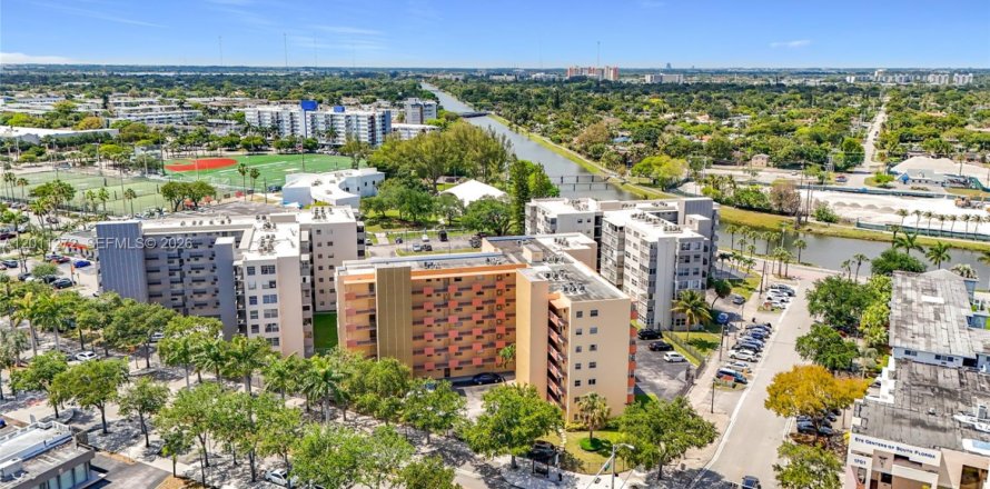 Condominio en North Miami Beach, Florida, 2 dormitorios № 2076662