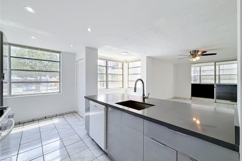 Condominio en venta en North Miami Beach, Florida, 2 dormitorios, 108.32 m2 № 2076662 - foto 5