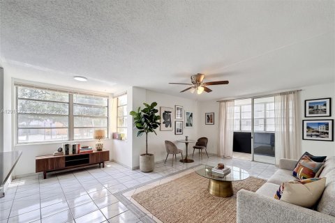 Condominio en venta en North Miami Beach, Florida, 2 dormitorios, 108.32 m2 № 2076662 - foto 9