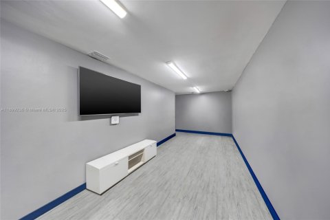 Propiedad comercial en venta en Opa-locka, Florida № 2019259 - foto 8