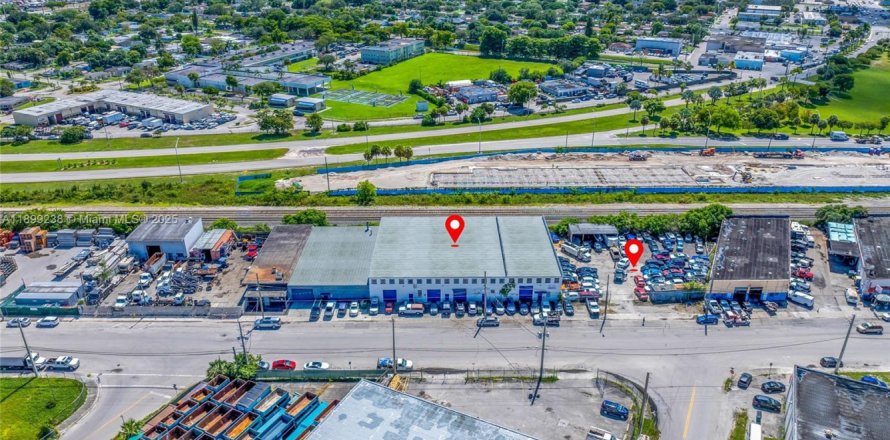 Propiedad comercial en Opa-locka, Florida № 2019259