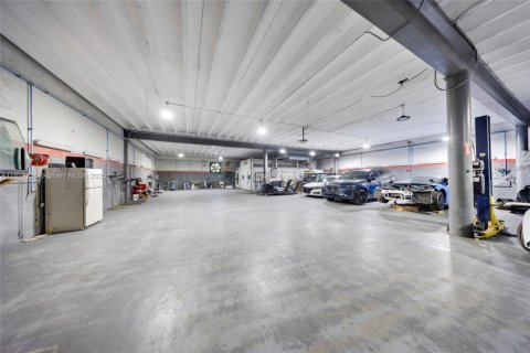 Propiedad comercial en venta en Opa-locka, Florida № 2019259 - foto 9
