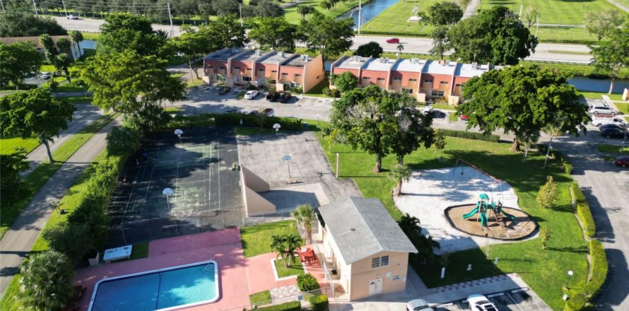 Adosado en Tamarac, Florida 4 dormitorios, 204.38 m2 № 1223583