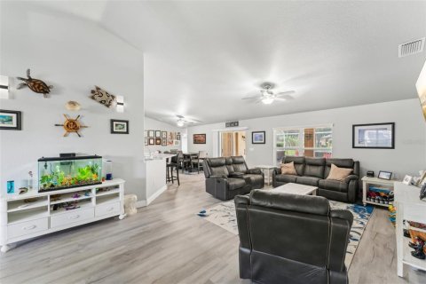 Casa en venta en Cape Coral, Florida, 4 dormitorios, 208.29 m2 № 1567613 - foto 11