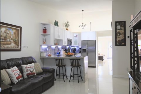 Casa en venta en Hialeah, Florida, 3 dormitorios, 153.2 m2 № 2434334 - foto 8