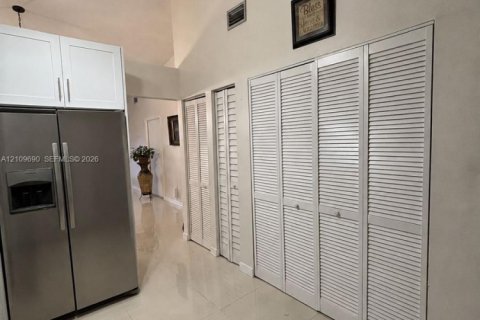 Casa en venta en Hialeah, Florida, 3 dormitorios, 153.2 m2 № 2434334 - foto 10