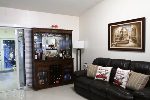 Casa en venta en Hialeah, Florida, 3 dormitorios, 153.2 m2 № 2434334 - foto 5
