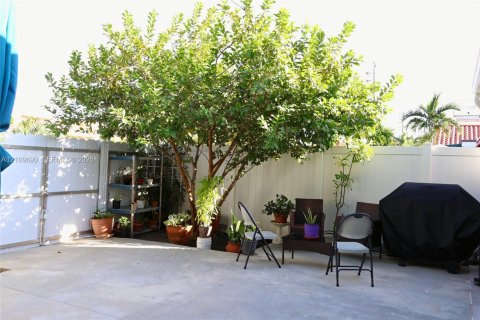 Casa en venta en Hialeah, Florida, 3 dormitorios, 153.2 m2 № 2434334 - foto 24